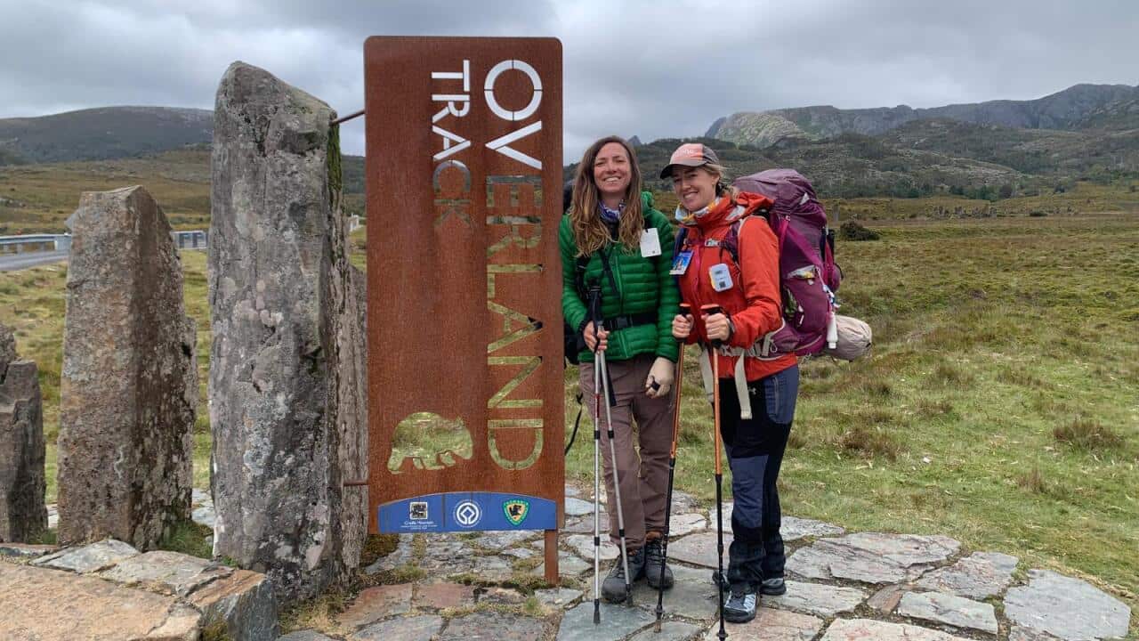 La guida turistica Anna Teneggi all'imbocco del celebre Overland Trail in Tasmania.