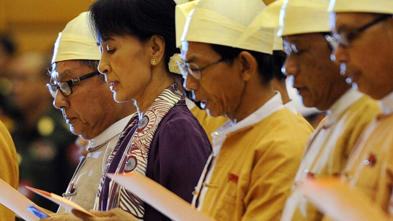 burma_suu_kyi_oath_120502_B_getty_1993725729