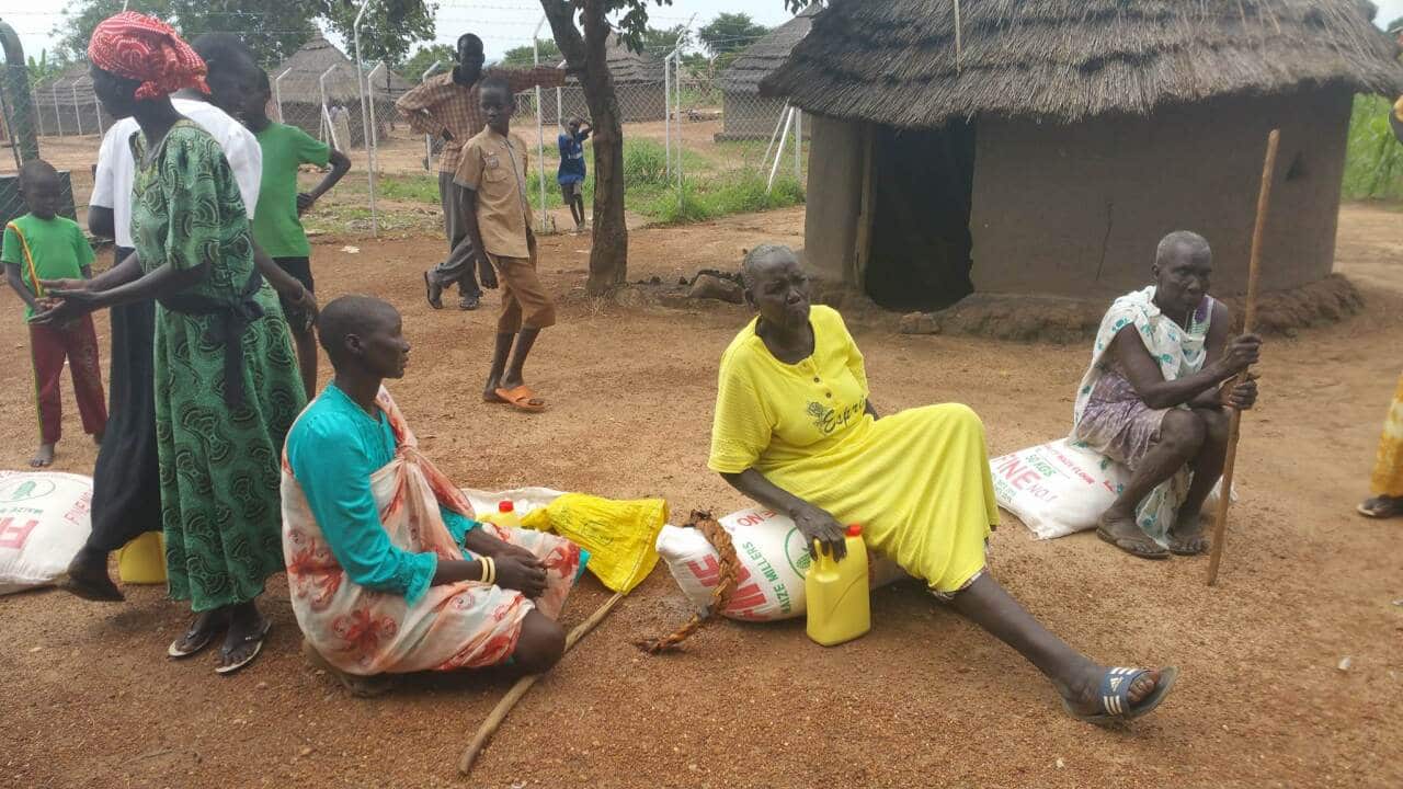 mothers receiving food from Adau Lual