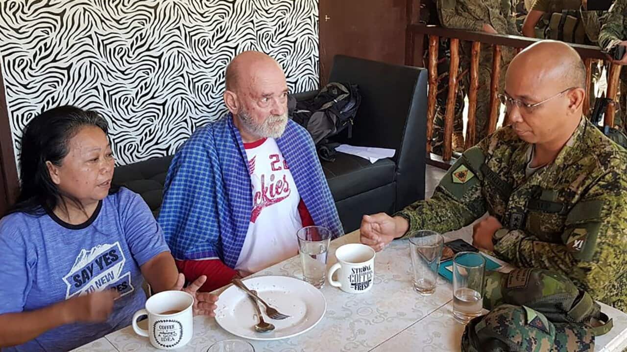 Philippine Major General Corleto Vinluan, rescued British national Allan Hyrons, and his Filipino wife Wilma inside a military camp at Jolo, Sulu
