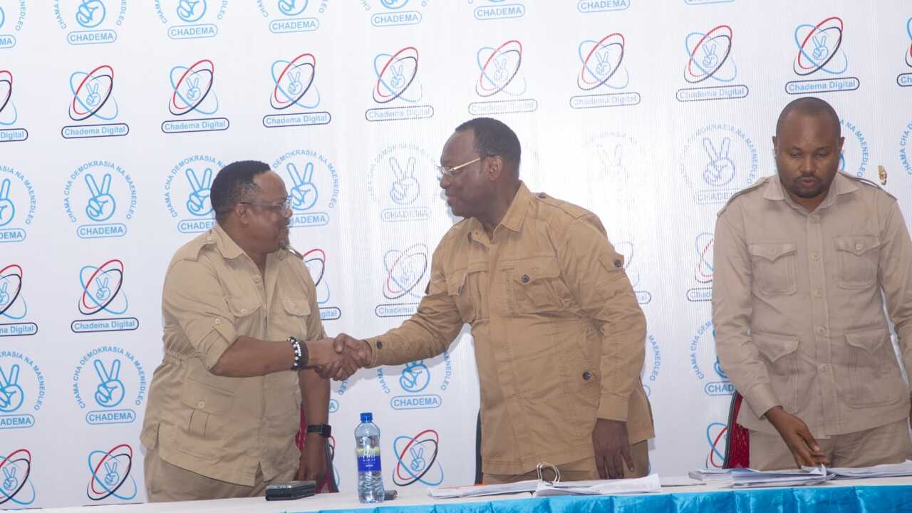 Viongozi wa CHADEMA, Tundu Lissu (kushoto) na Freeman Mbowe (kulia) wasalimiana.jpg