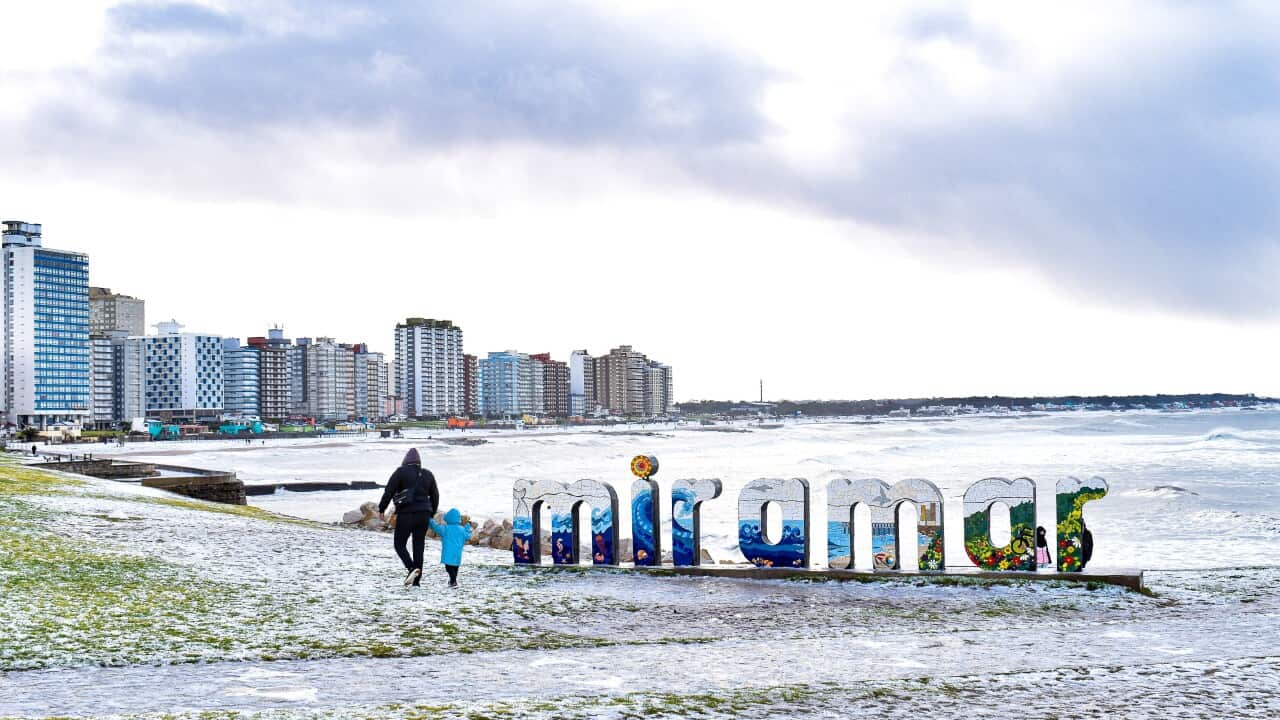 Historic snowfall covers beaches on the Argentine coast in the midst of a polar wave