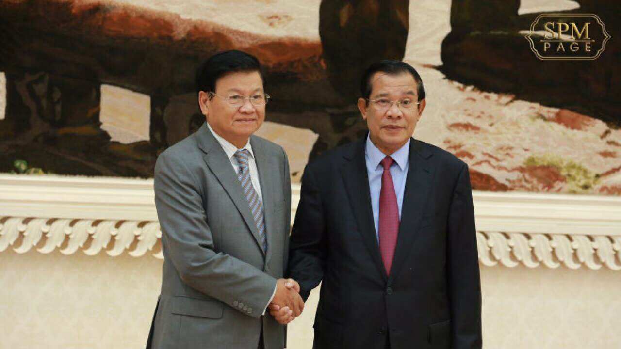 Lao Prime Minister Thongloun Sisoulith (L) with Cambodia Prime Minister Hun Sen (R)