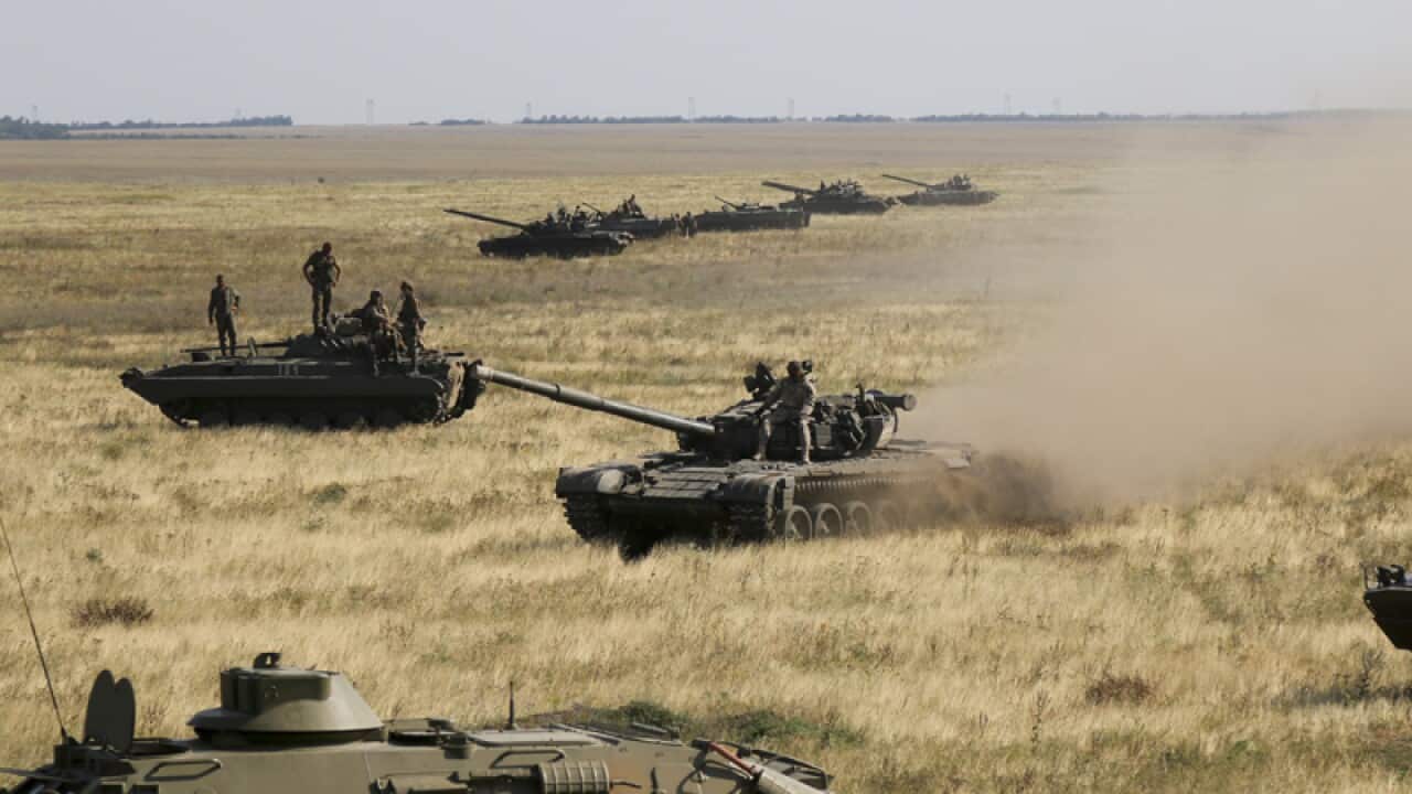 Ukrainian tanks and APCs move towards the de-facto border with Crimea