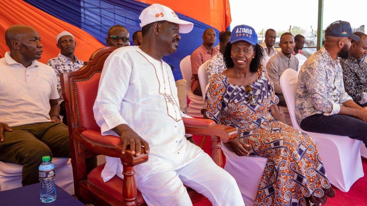 Raila Odinga (kushoto) na mgombea mwenza Martha Karua (kulia) wakiwa kwenye kampeni ya uchaguzi mkuu.