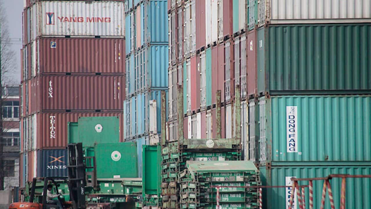 Shipping-containers_b_120328_aap_1014828477