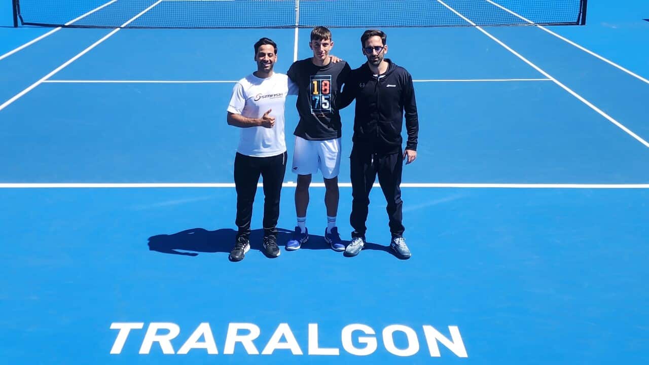 Από αριστερά, ο Ελληνοαυστραλός προπονητής της αντισφαίρισης Βασίλης Αναγνώστου (από τη Μελβούρνη), ο Οδυσσέας Γελαδάρης και ο προπονητής του, Παναγιώτης Λαμπρόπουλος