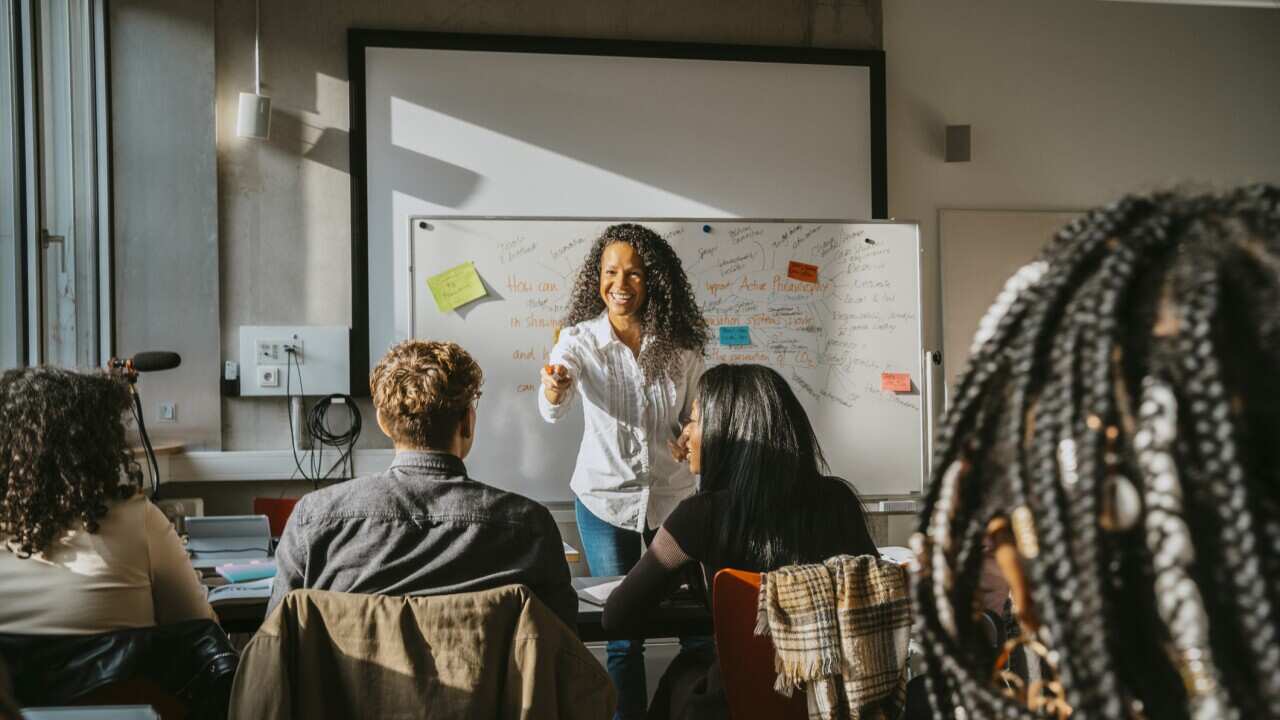 Insegnante in calsse al community college