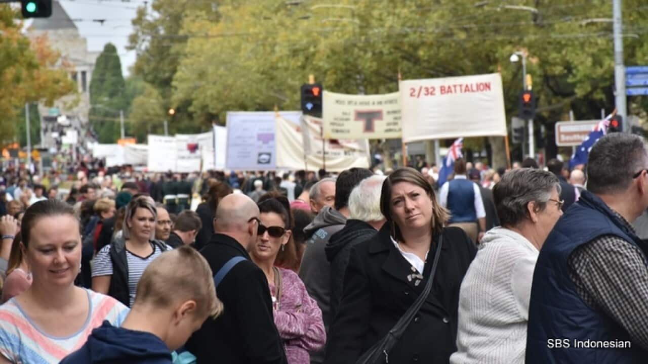 People make their pilgrimage to the Shrine of Remembrance on ANZAC Day – Melb 25th Apr.