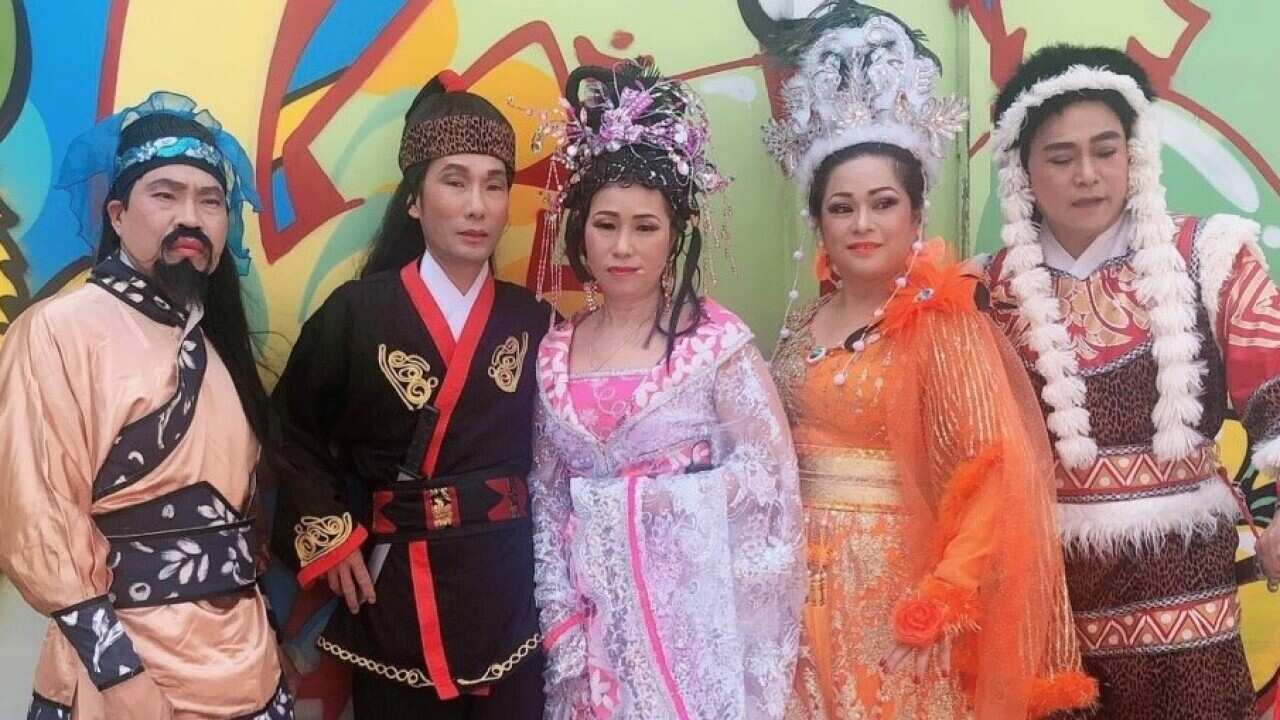 Hoàng Kết (thứ hai từ trái) cùng các nghệ sĩ ở Melbourne