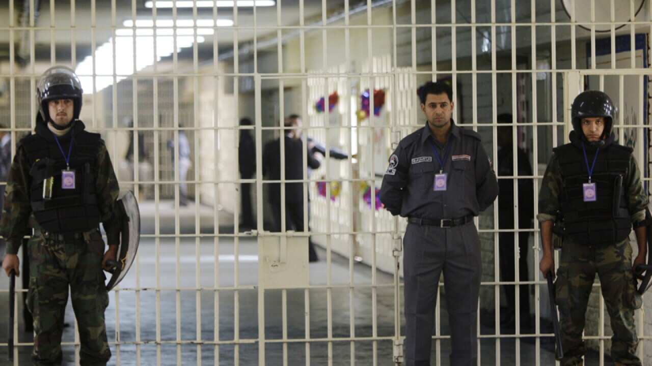 Hundreds escape in Iraq prisons assault