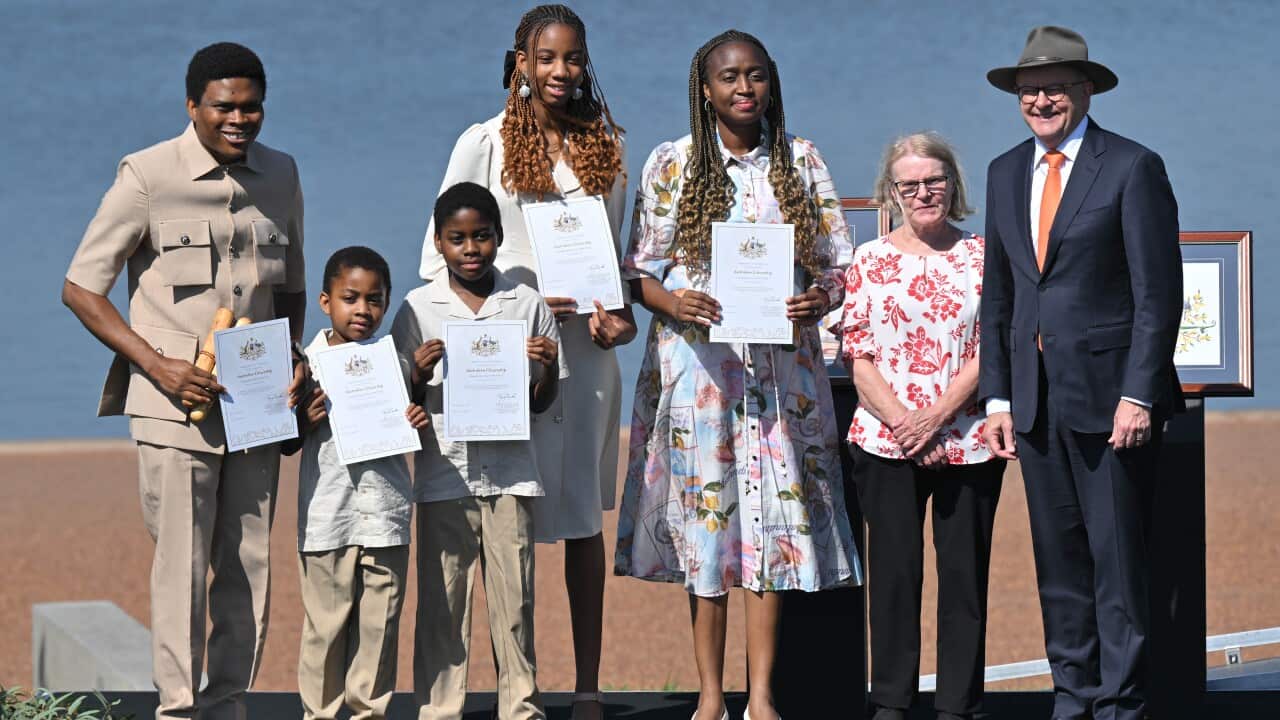 Il primo ministro Anthony Albanese insieme ad alcuni nuovi cittadini durante la National Citizenship and Flag Raising Ceremony a Canberra, svoltasi durante Australia Day.
