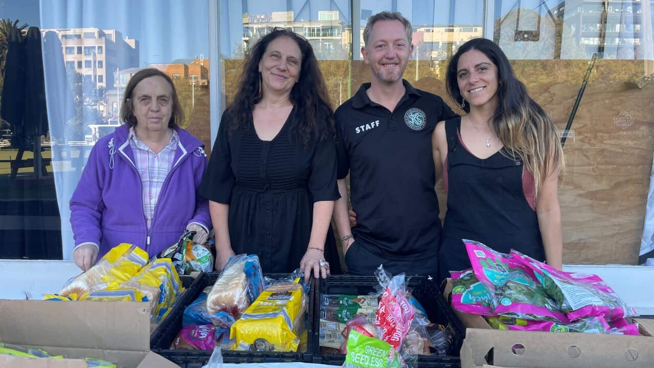 Parte del team di St KIlda Food Rescue, da sinistra (XXX), Laura Marini, Apollo Birch- il General Manager del St Kilda Sports Club- la volontaria Paula Ledda Barotti..jpg