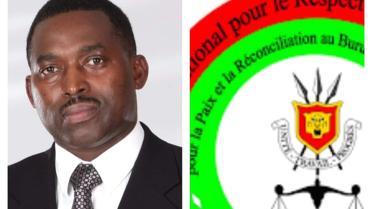 Anicet Niyonkuru ibubamfu hamwe n'ikimenyetso kiranga CNARED-GIRITEKA iburyo. Anicet Niyonkuru niwe munyamabanga nshingwabikorwa w'umuhari CNARED-GIRITEKA.