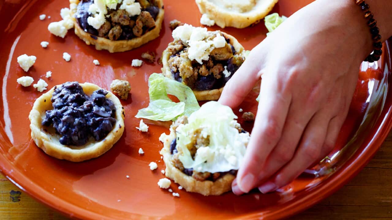 SOPES-TAPATIOS-CON-CHORIZO-Y-FRIJOLES-NEGROS.jpg