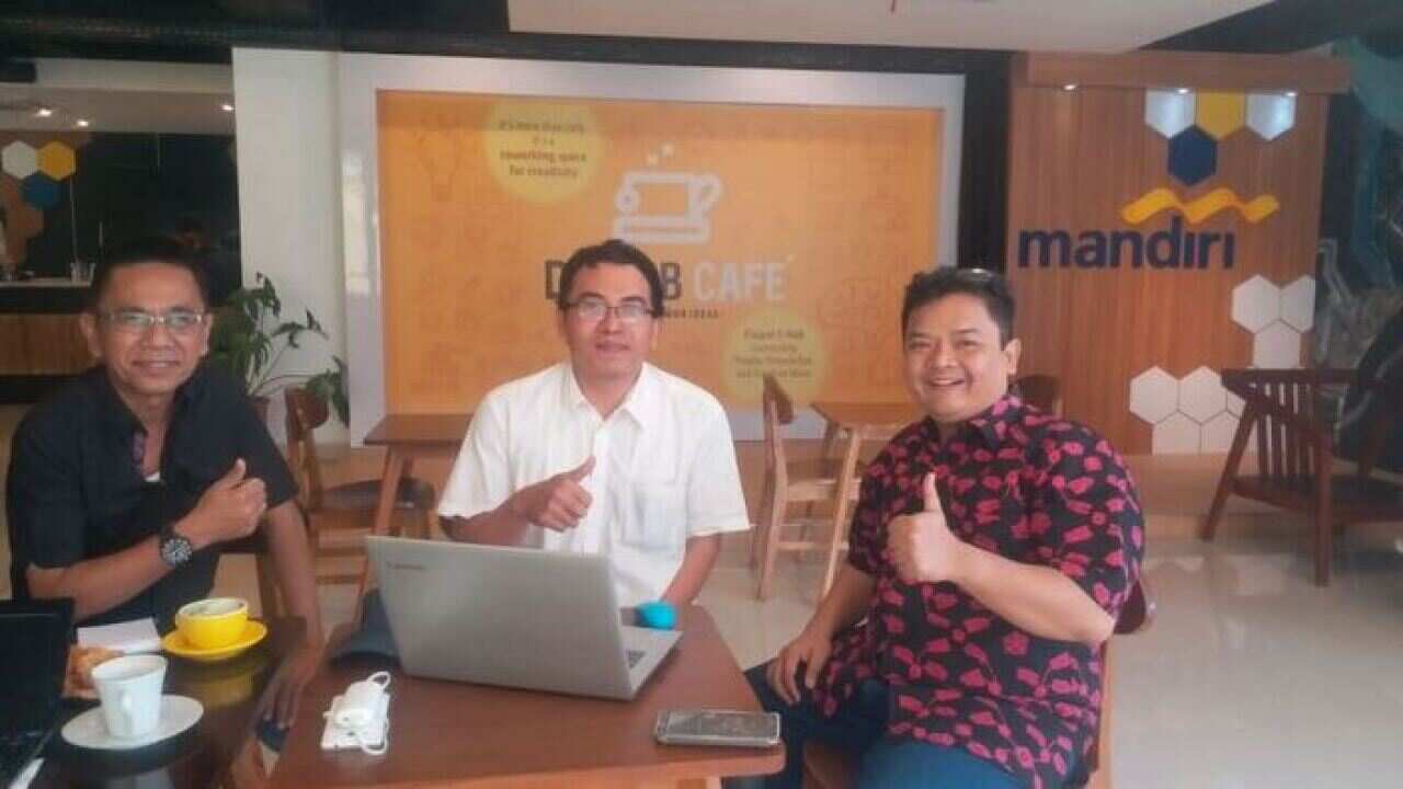 Dr Nyarwi Ahmad (centre) at Digilib Coffee, FISIPOL UGM – July 2018.