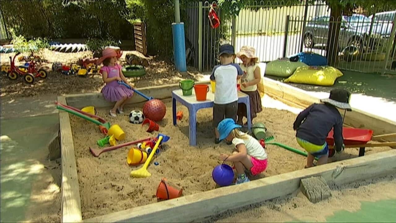 کودکان در حال بازی در یک مهدکودک