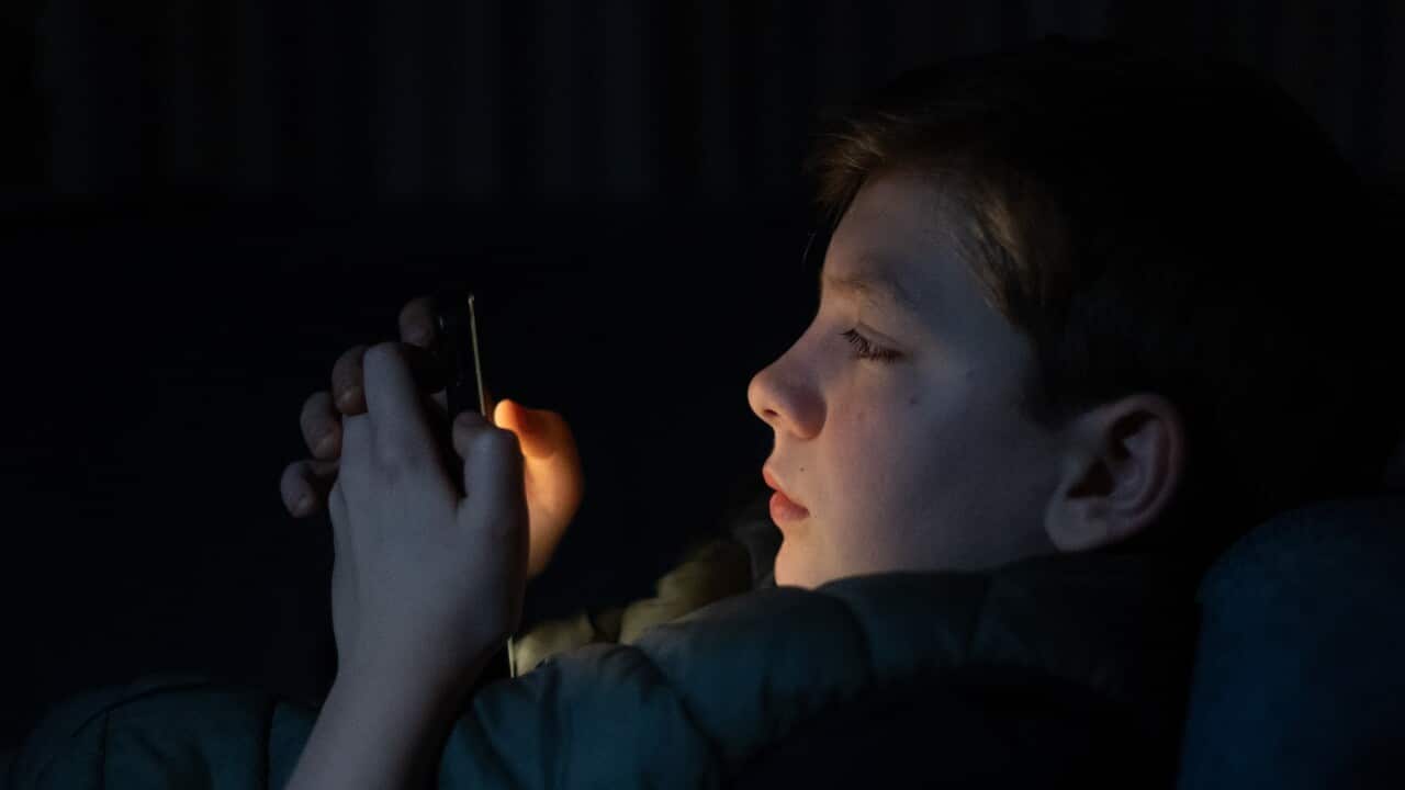 Un 12enne di fronte allo schermo di un cellulare.