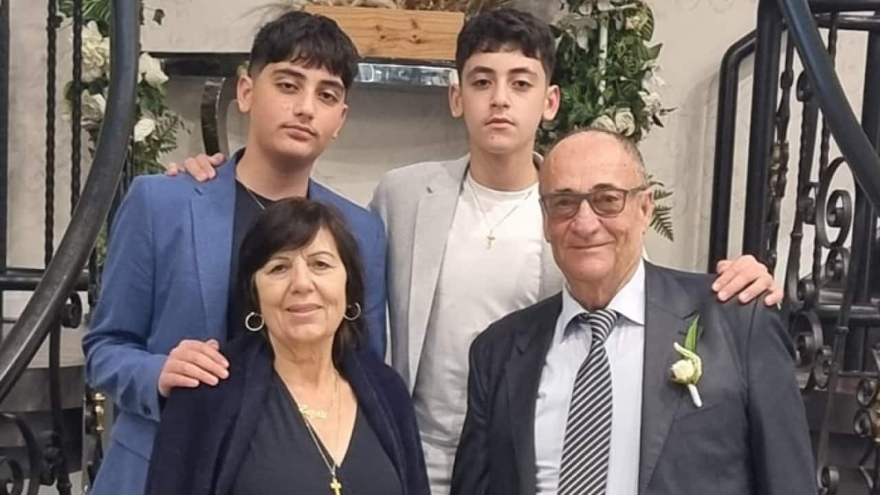 الأجداد والأحفاد قبيل عيد الميلاد المجيد في ملبورن.png