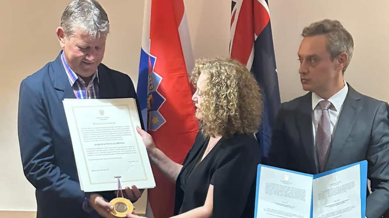 Počasni konzul RH John Ivo Mlikota, veleposlanica RH Betty PavelicH i generalni konzul RH Ivica Glasnović.jpg