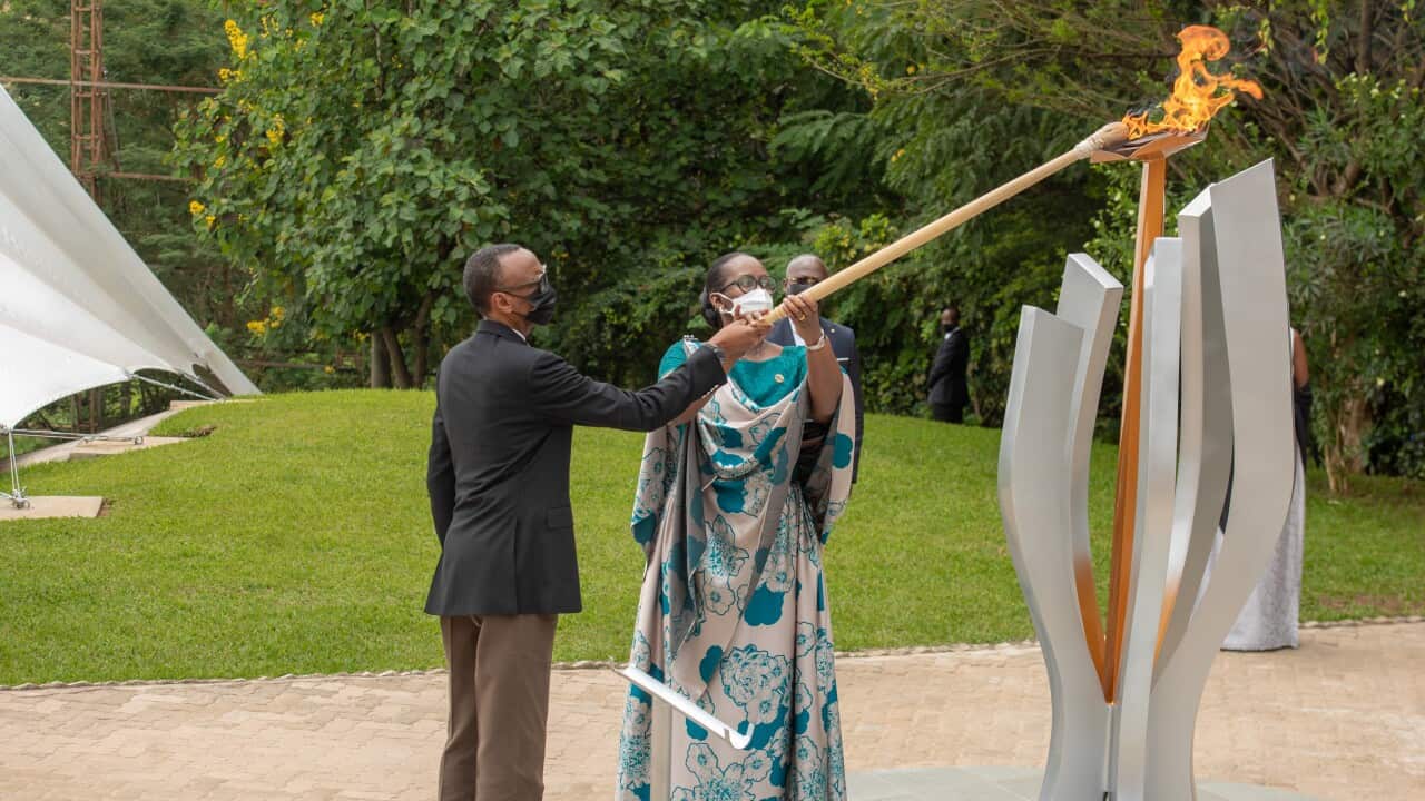 Umukuru w'igihugu c'Urwanda Paul Kagame ari kumwe n'umutambukanyi wiwe Jeannette kagame bariko baratsa ikimuri c'urwibutso rwo kwibuka ku ncuro ya 27 i Kigali mu Rwanda.