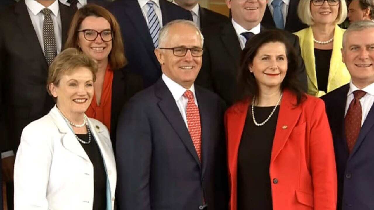 خانم جین پرنتیس در سمت چپ مالکوم ترنبل نخست وزیر استرالیا