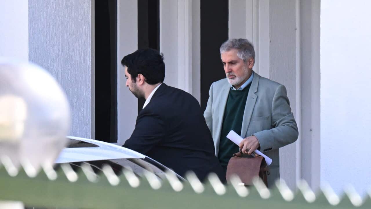 L'ambasciatore iraniano Ahmad Sadeghi fotografato mentre lascia la sede dell'ambasciata dell'Iran a Canberra a seguito dell'espulsione.