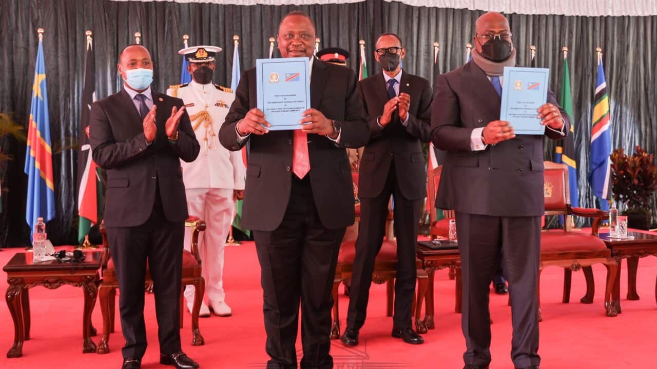 Rais Kenyatta na Rais Tshisekedi waonesha cheti cha uanachama wa DRC katika Jumuiya ya Afrika Mashariki.