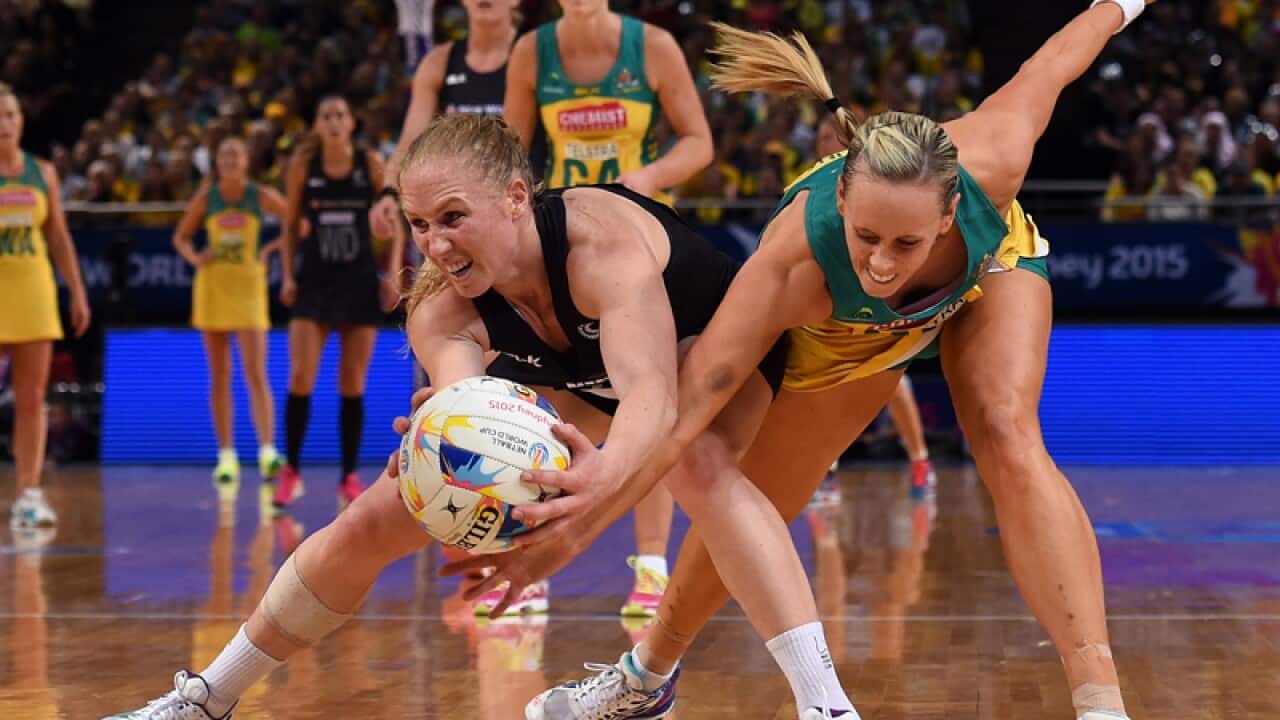 New Zealand midcourter Laura Langman (L)