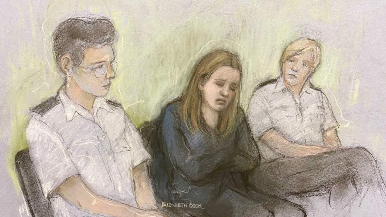 A court drawing of Lucy Letby sitting between two police officers.