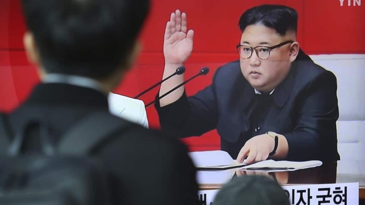 North Korean leader Kim Jong-un (R)