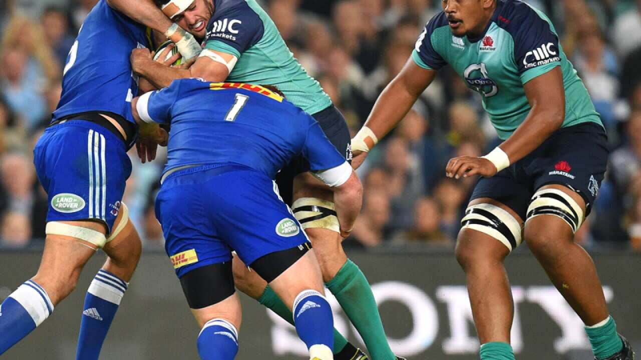 David Dennis is tackled Schalk Burger and Steven Kitshoff (R)