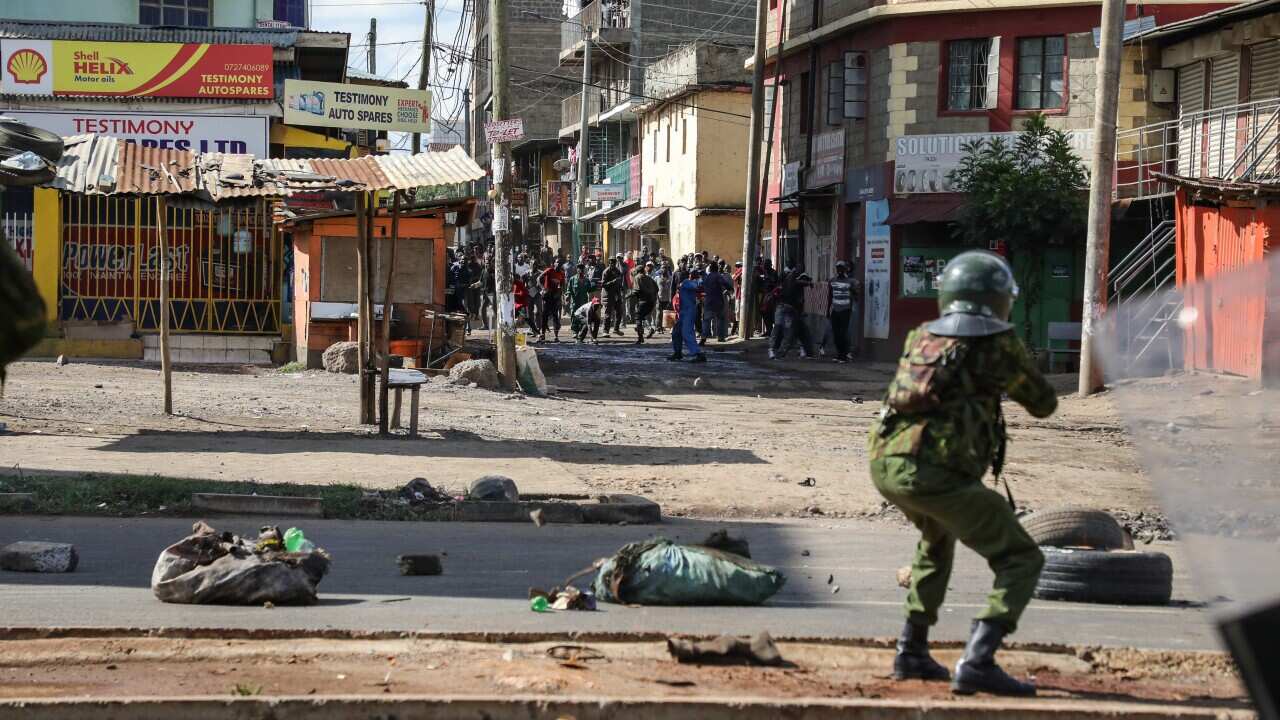 Polisi wakabiliana na raia wanao andamana sababu ya gharama ya maisha katika mtaa wa Nairobi, Kenya - 27 Machi 2023