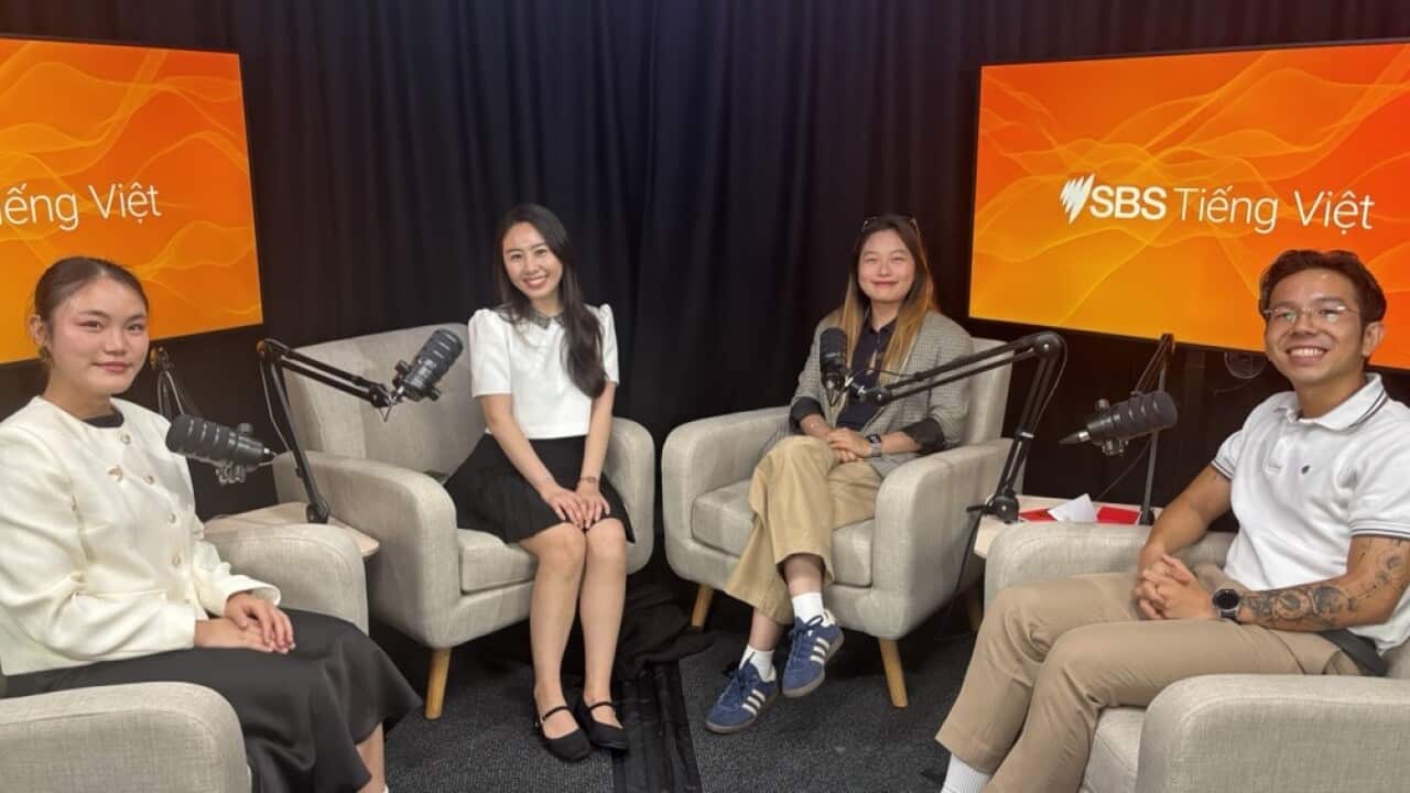 Ba bạn du học sinh Khánh Linh, Bảo Trâm và Duy cùng chơi Truth or Dare qua những bao lì xì Tết