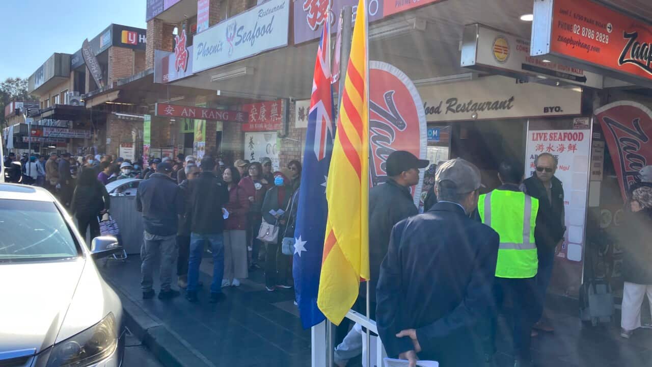 Hàng dài cử tri xếp hàng tại phòng phiếu Cabramatta bầu cử BCH CĐ sáng ngày 27-8-2023 (SBS).jpg