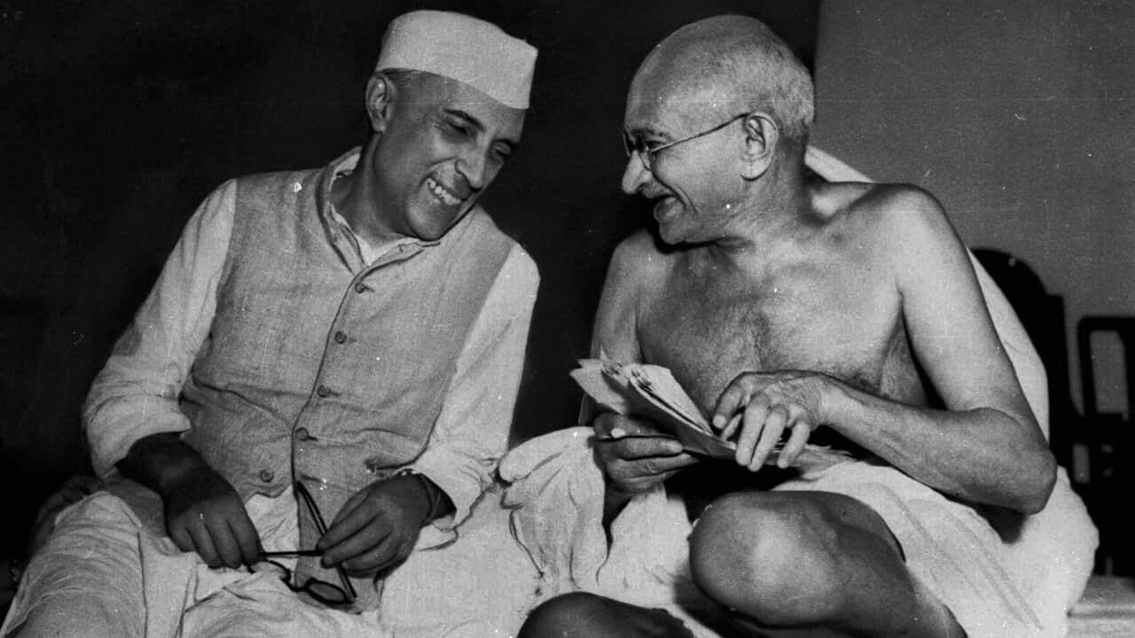 Mahatma Gandhi (R) with Jawaharlal Nehru (L)