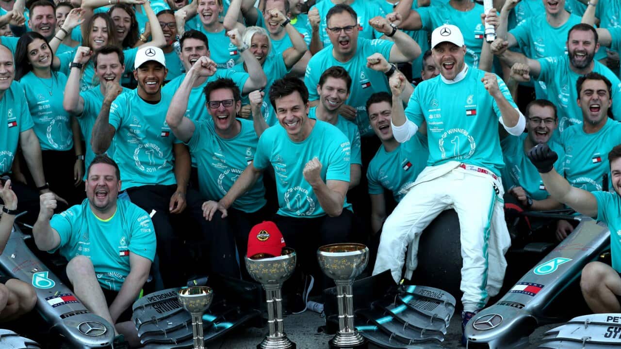 So sehen Sieger aus: Das Mercedes-Team konnte in Suzuka bereits vier Rennen vor Saisonende zum sechsten Mal in Folge den Titel in der Formel-1-Konstrukteursweltmeisterschaft feiern.