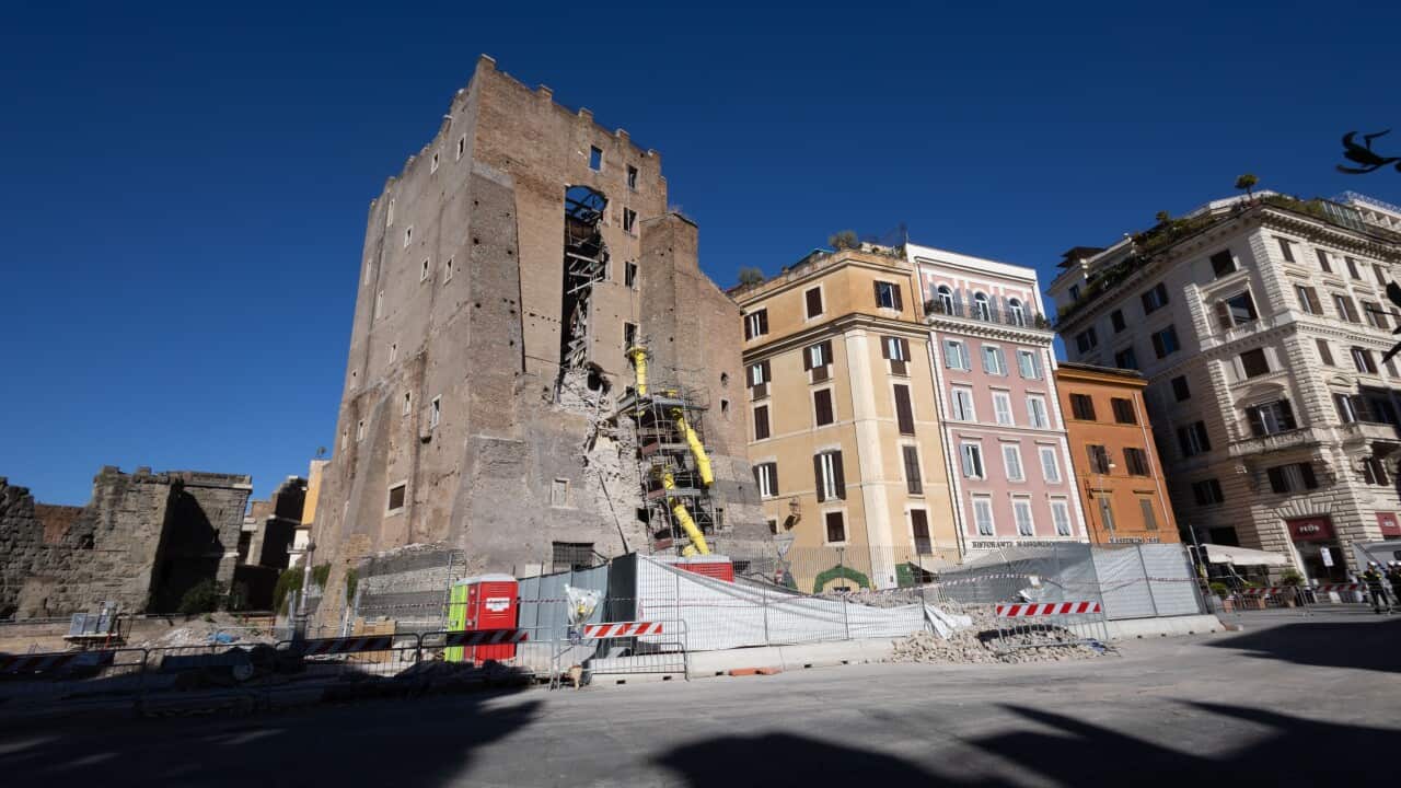 Un'immagine della Torre dei Conti vicino ai Fori Imperiali a Roma dopo il crollo di una sezione.