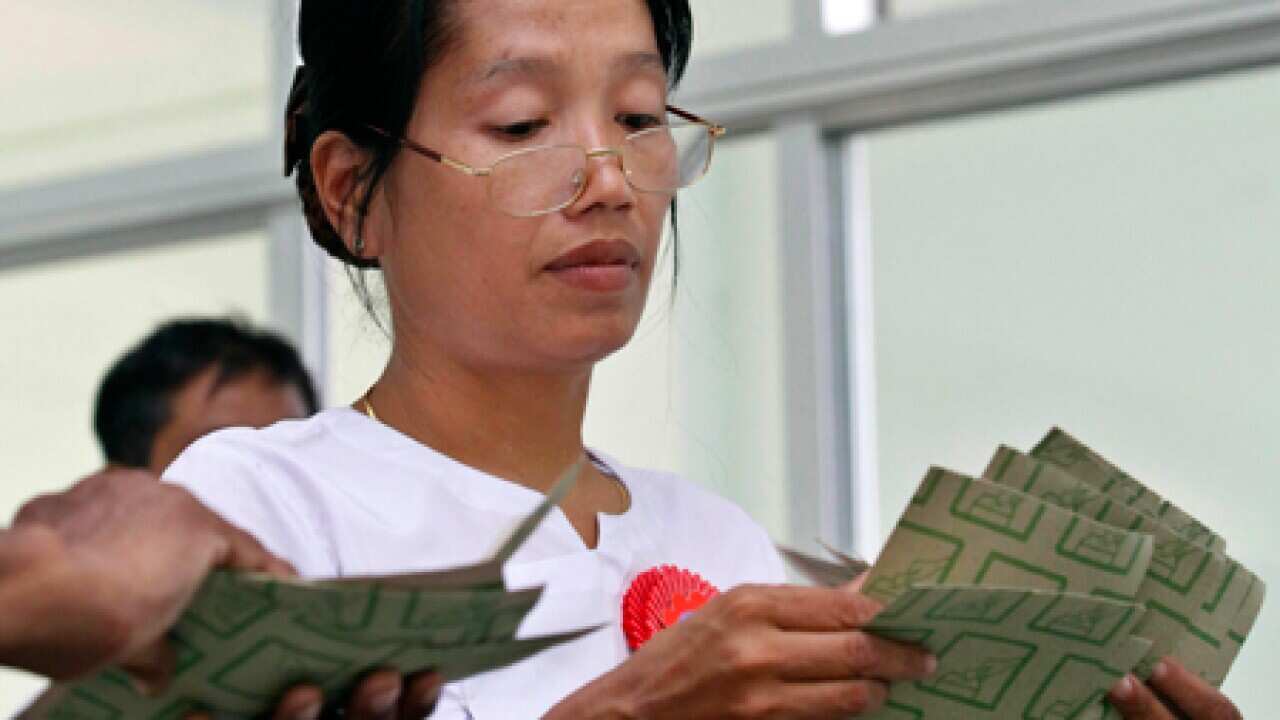 burma_vote_count_101107_B_epa_1718123712