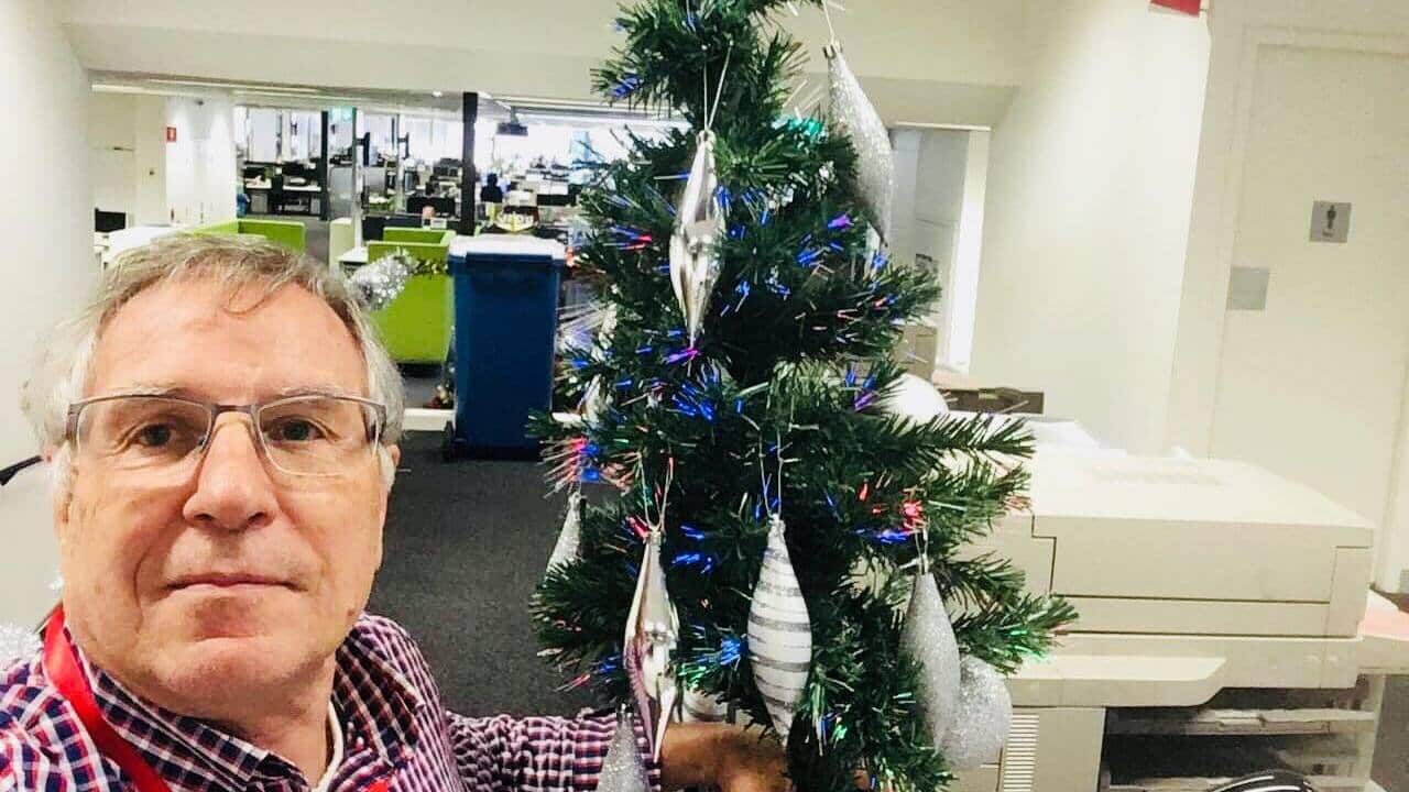 Domenico Gentile con l'albero di Natale della redazione di SBS