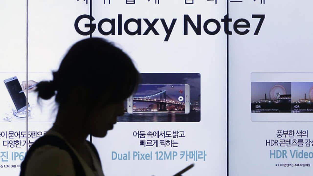  Major US retailer AT&T will stop giving consumers replacement Samsung Galaxy Note 7 smartphones. (AAP) 