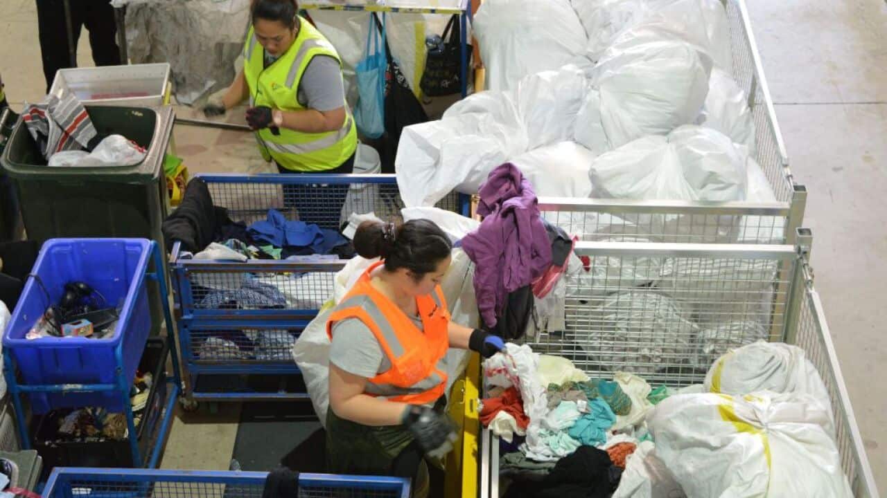 Australia Explained: Clothing Waste - Ol wokman oli sortem aot ol klos