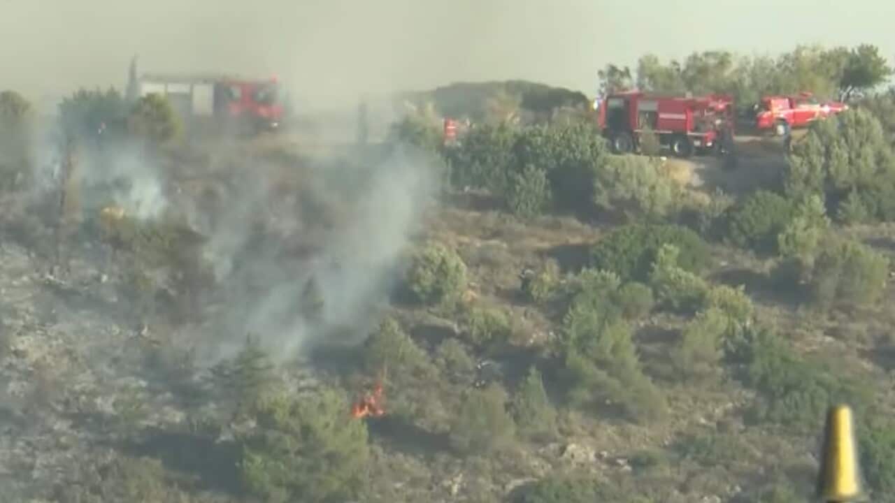 Τα οχήματα της πυροσβεστικής δίνουν μάχη με τις φλόγες στην περιοχή της Βούλας.