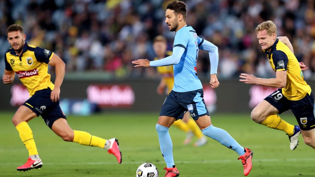 Milos Ninkovic of Sydney controls the ball during the A-League match between the Central Coast Mariners and Sydney FC at Central Coast Stadium in Gosford, NSW, Saturday, April 24, 2021. (AAP Image/Brendon Thorne) NO ARCHIVING, EDITORIAL USE ONLY
