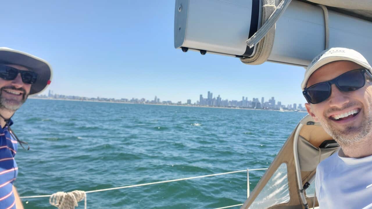 Flavio Burattin in barca a vela, con alle spalle Melbourne nello sfondo.