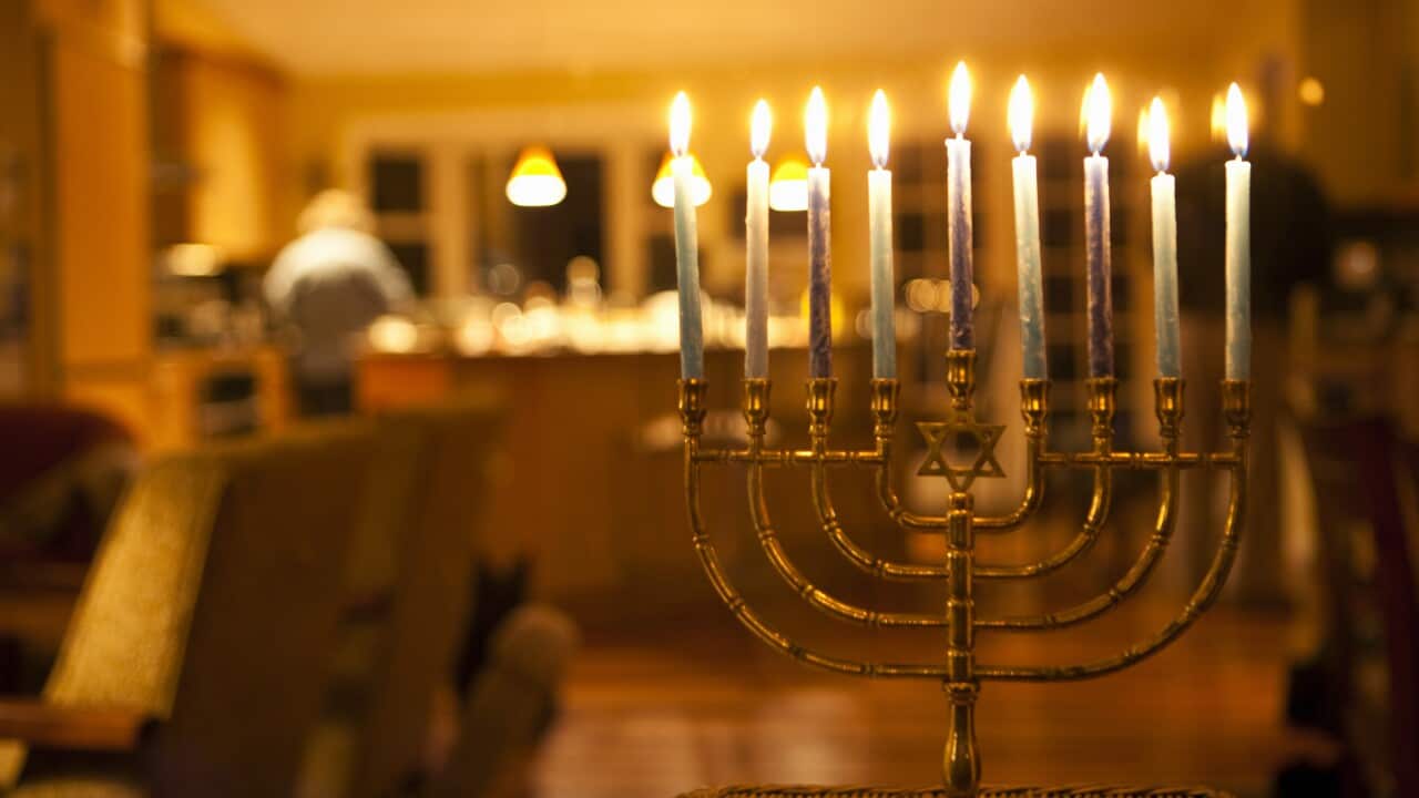 Una Menorah accesa per celebrare la festa di Hanukkah