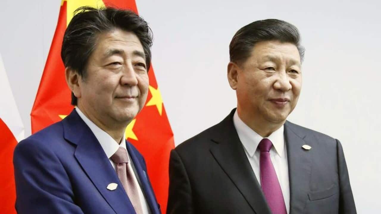 Japan's Shinzo Abe (L) and China's Xi Jinping