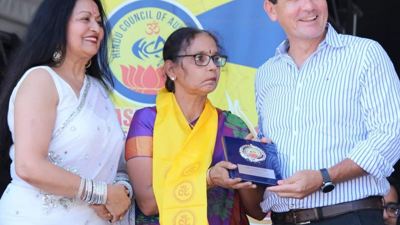 Jayanthi Ramanan receiving the award