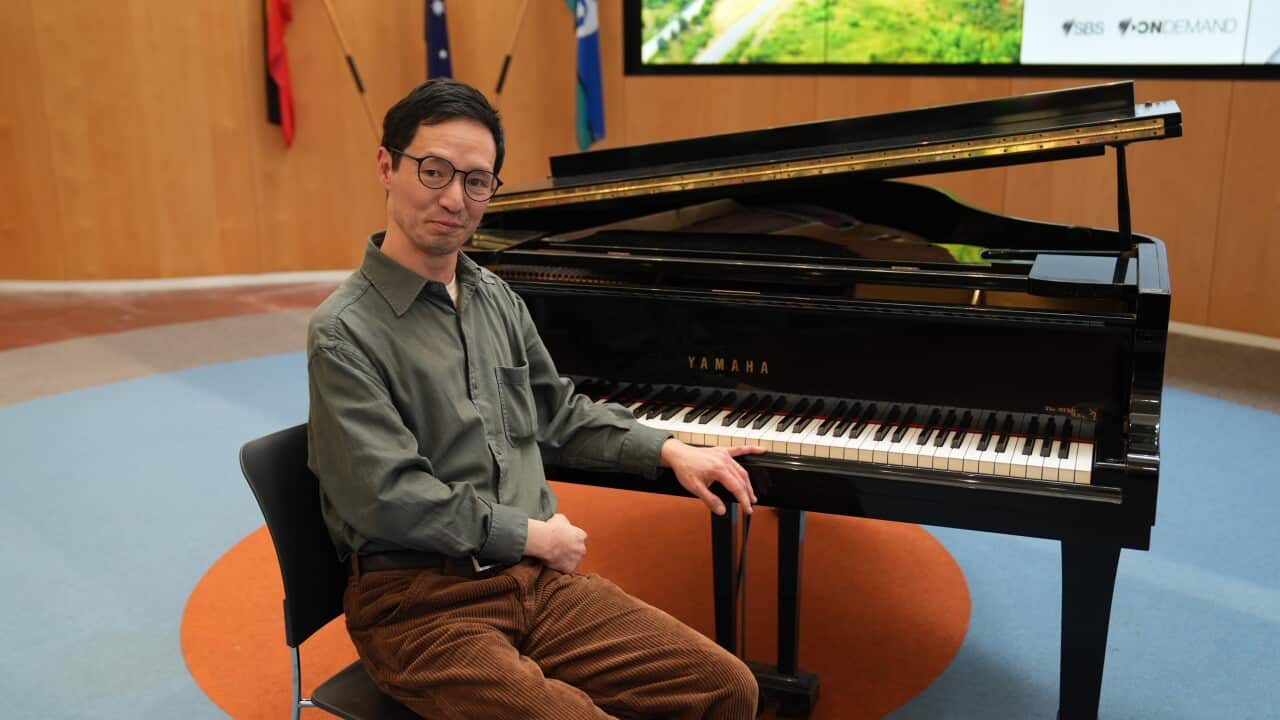 DLeft-Handed Pianist DJ Ha 