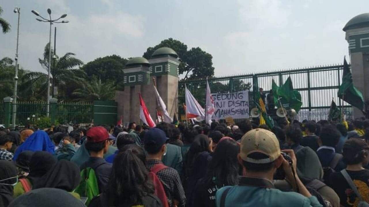 Outside the Indonesian House of Representatives yesterday students demonstrated against revisions to laws governing the Indonesian Corruption Eradication Commission.